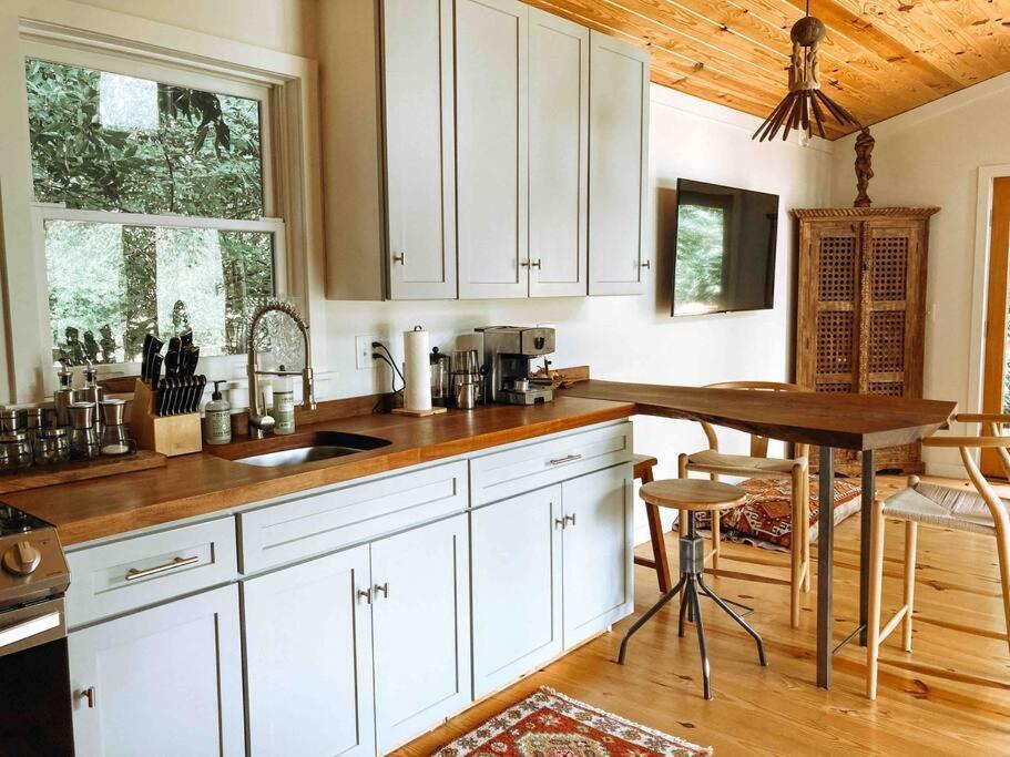 Modern Treehouse, Close To Downtown And Beach Wilmington Eksteriør billede